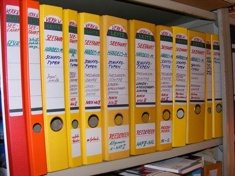 Ordners met papieren in een kast