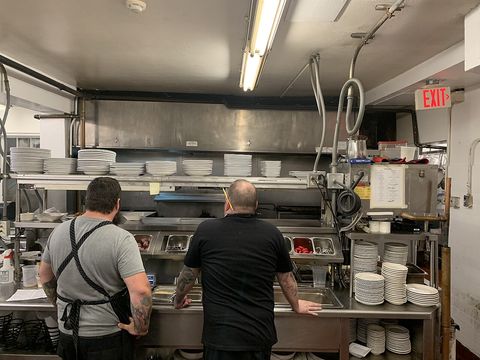 Twee koks aan het werk in een restaurantkeuken